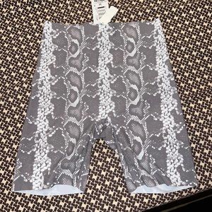 HUE SLEEK EFFECTS HIGH RISE B GRAY PYTHON BIKER SHORTS SIZE MEDIUM